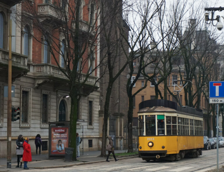 Milano. Foto di Babak Habibi su Unsplash