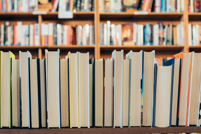 Libreria; foto di Jessica Ruscello su Unsplash